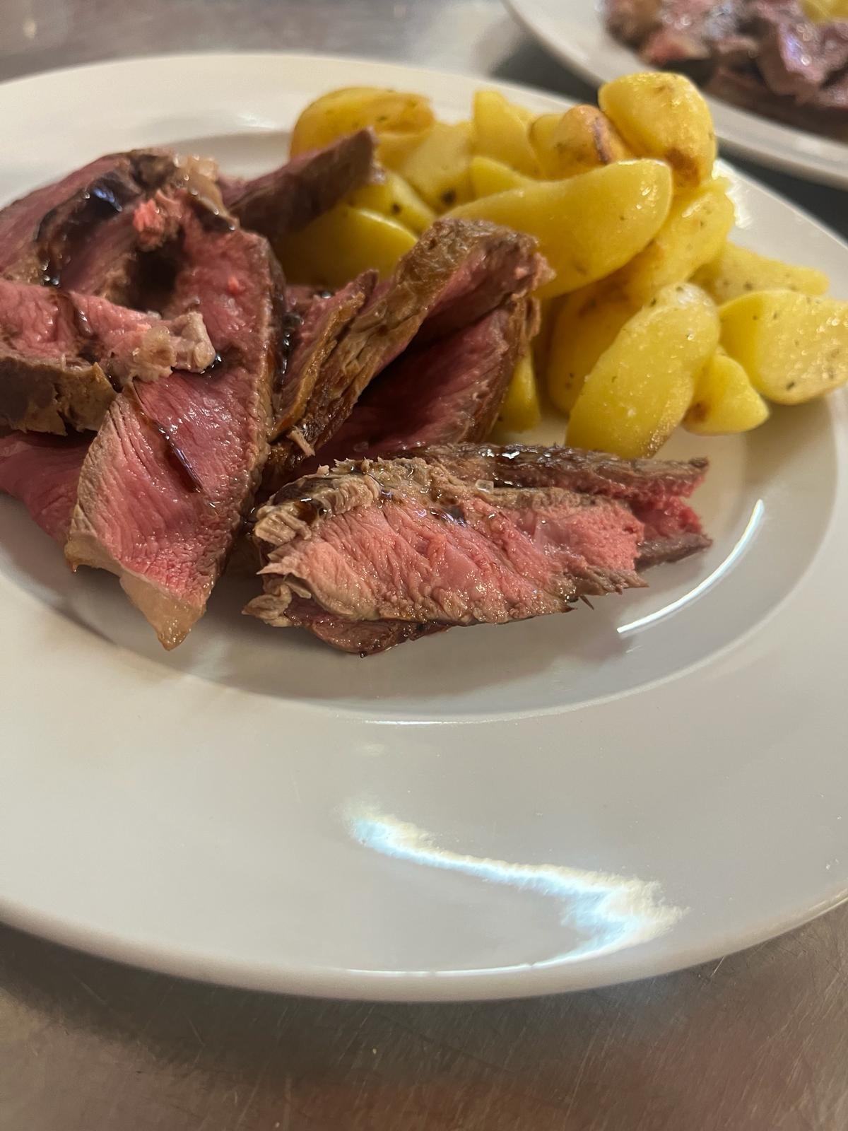 Tagliata di controfiletto con contorni